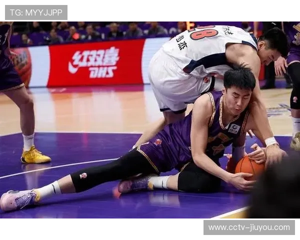 北京队球员赛前热身表情严肃